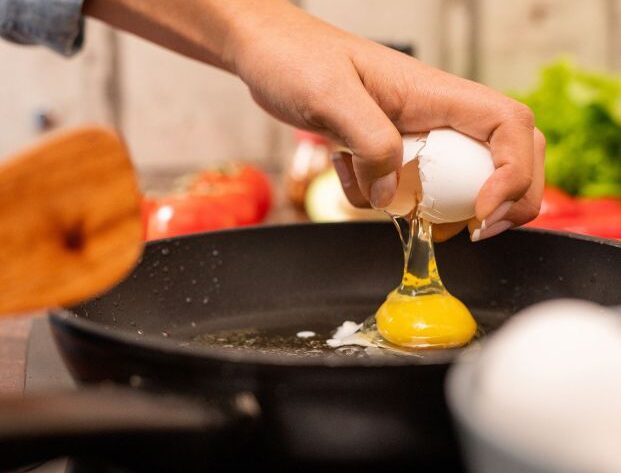 Qué pasa si metes un huevo en aceite