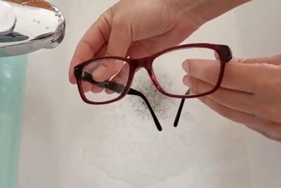 Trucos para limpiar tus gafas sin rayarlas: ¡además de fácil, efectivo!