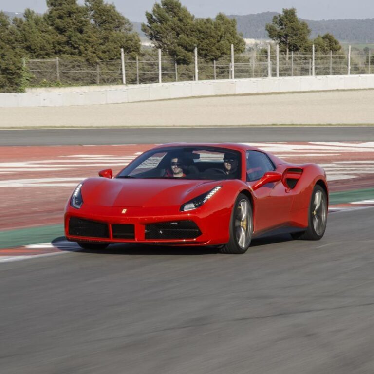 Experimenta la adrenalina de conducir un Ferrari en Sevilla: ¡Una experiencia inolvidable!